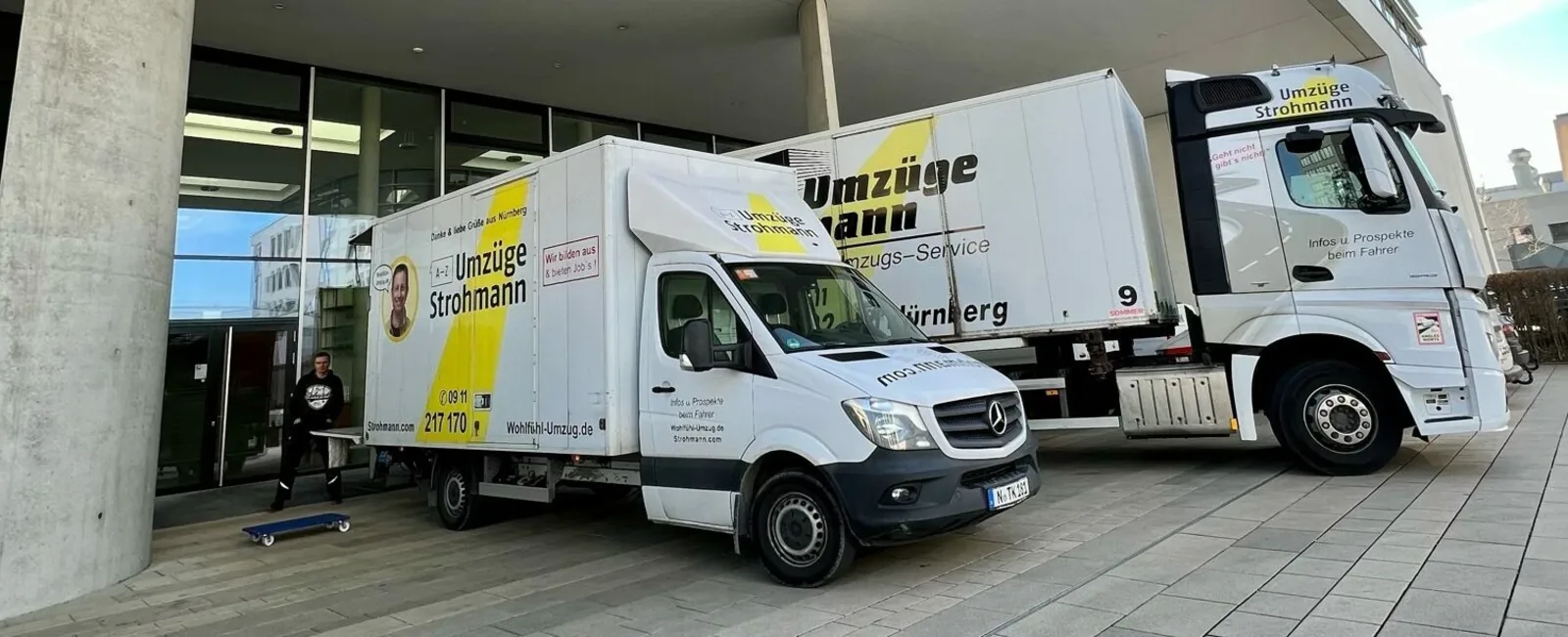 Ein Strohmann-Transporter und ein Strohmann-Lkw sind im Nürnberger Stadtgebiet zu sehen.